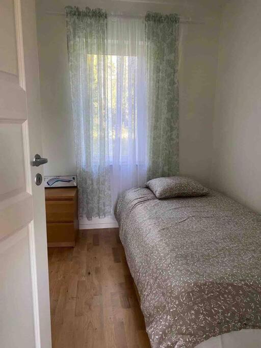 Trevlig Stuga Med Uteplats Rimbo エクステリア 写真