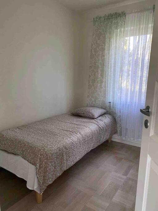 Trevlig Stuga Med Uteplats Rimbo エクステリア 写真